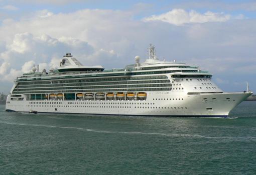 Un gran barco de crucero... grande pero equilibrado